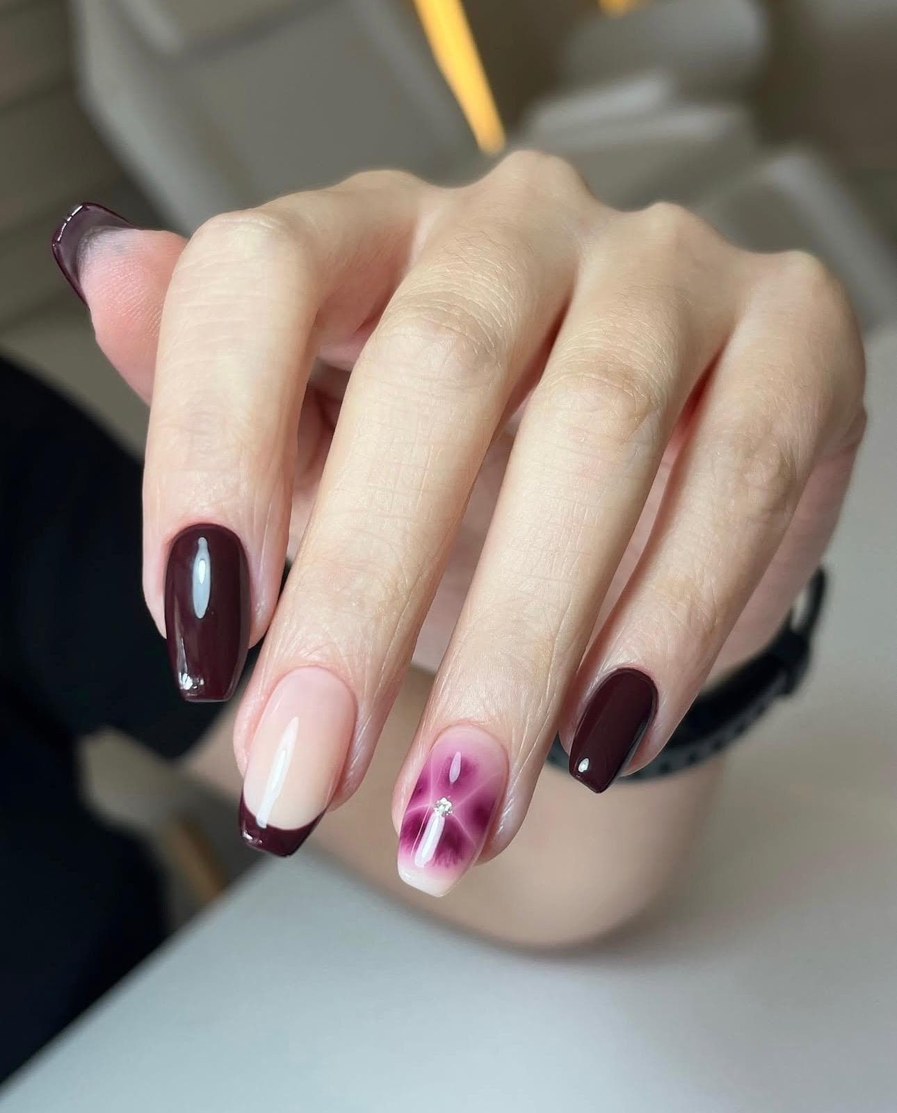 Koyu bordo tırnaklar, beyaz french ve pembe çiçek nail art
